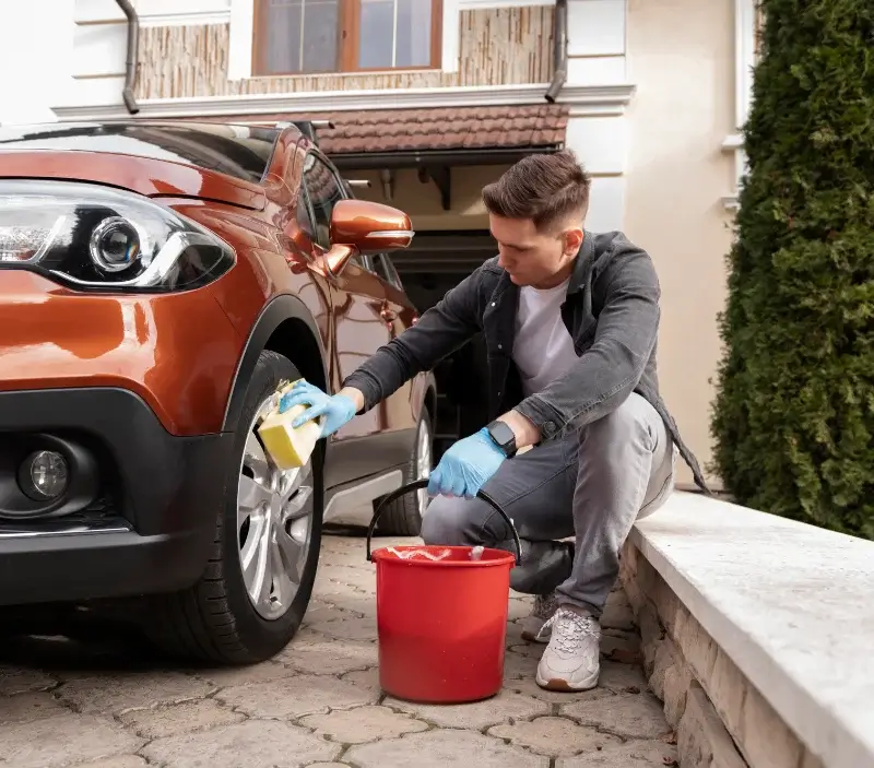 Lavage auto à domicile Santo-Pietro-di-Venaco : professionnel intervenant sur un véhicule